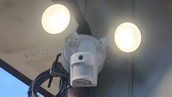 センサー付きライトの便利さとは?防犯・省エネに役立つ暮らしの味方